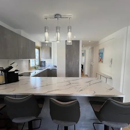 Sea View, Floor Facing Port Canto In Palm