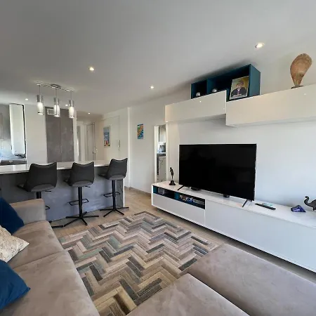 Sea View, Floor Facing Port Canto In Palm Apartment *